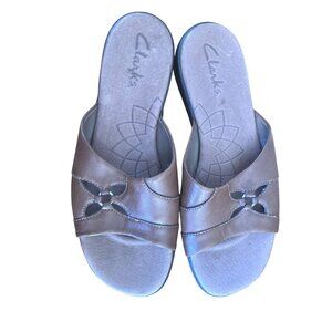 Clarks Womens Brown Leather Slide Sandals Size 8M Cutout Design Cushioned Insole